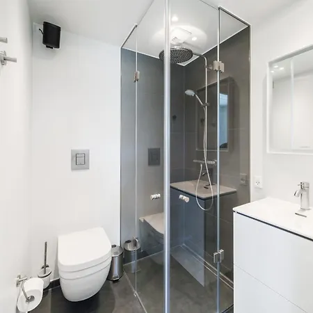 Fantastic W Balcony Apartment